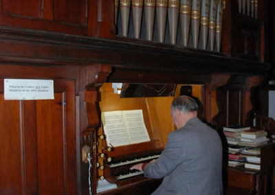 Playing the pipe organ